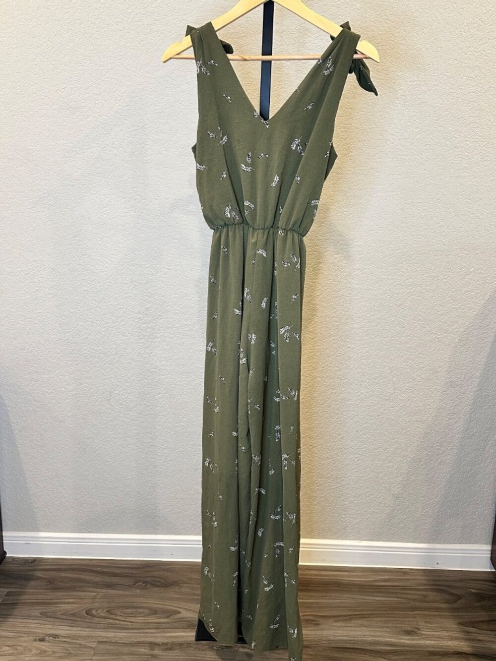 Everly Anthropologie Size S Olive Green Feather Sleeveless V-Neck Jumpsuit - Picture 2 of 10